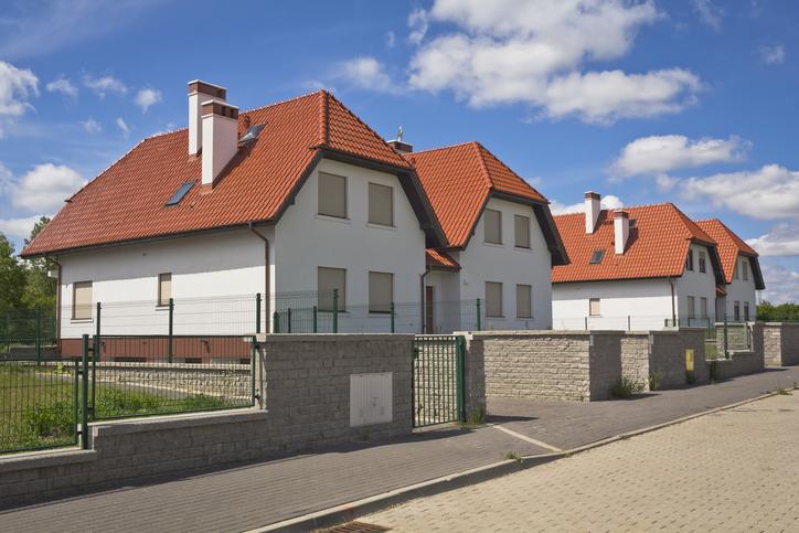 Widok domów z płotkami betonowymi