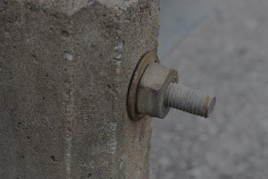 Słupek betonowy ze śrubą